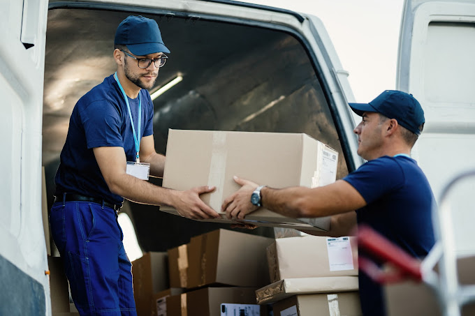 Operatori Vanguard Traslochi al lavoro, carico furgone